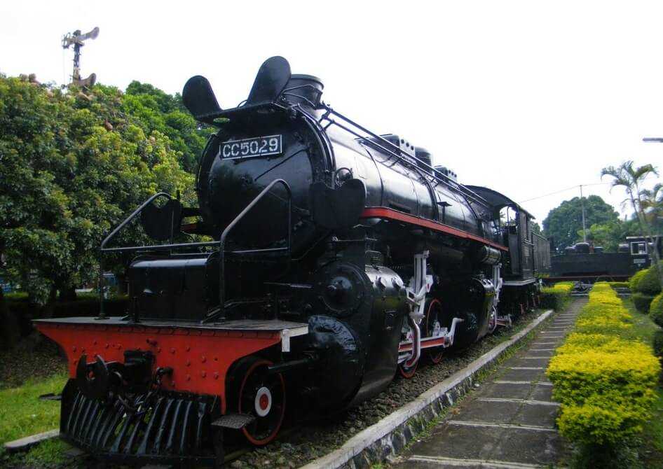 Di Museum Kereta Api Ambarawa lo bisa mencoba menaiki lokomotif tua